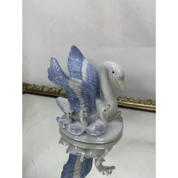 Beautiful Vintage Blue & White Porcelain Swan with Cygnets, 4" Tall - Picture 7 of 7